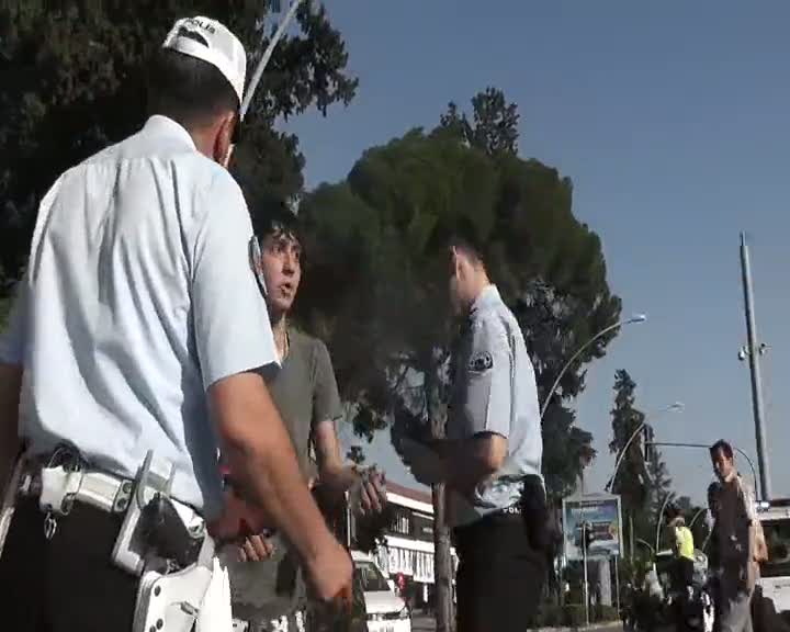 Kaza yapan alkollü genç polislere saldırdı