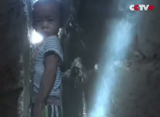 Duvar arasında sıkışan çocuk kurtarıldı