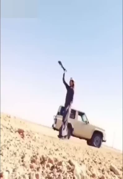 Gösteri yaparken kendini vurdu