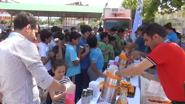 Sağlıklı nesil için çocuklara portakal suyu ikram edildi