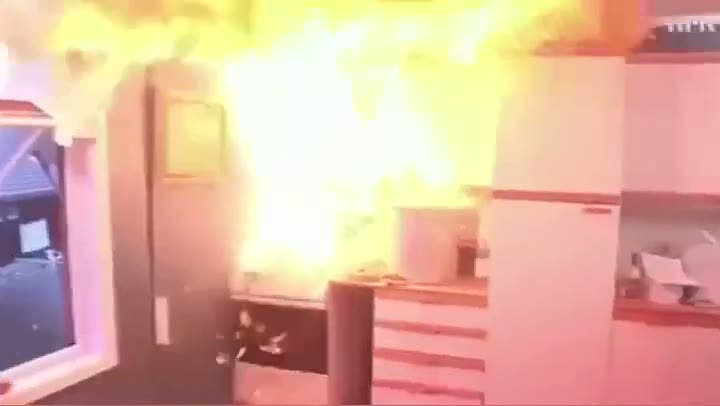 Kızgın yağa su dökülürse ne olur?