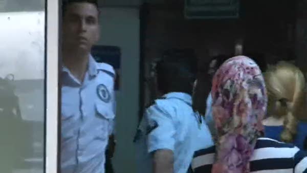 Cezaevi firarisi polis bıçakladı