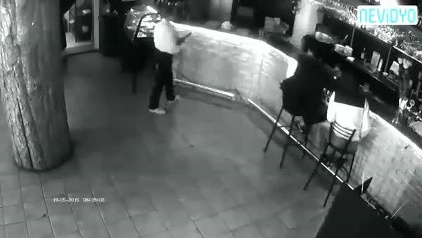 Garson kzı tacizci müşteriyi böyle dövdü