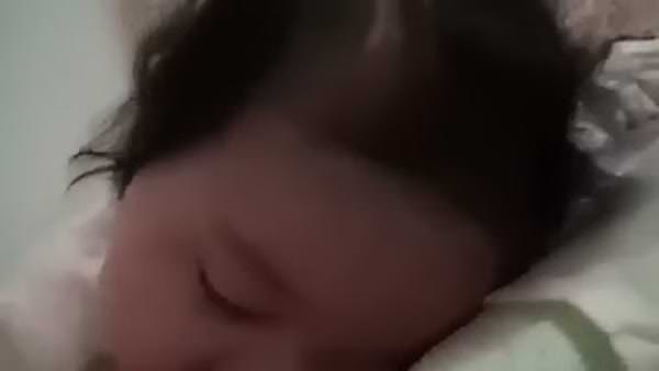 Uyurken gülen bebek
