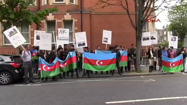 Azeriler Londra'daki Ermenistan elciligi önünde gösteri düzenledi