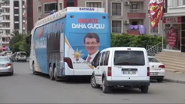 Ak Parti seçim otobüsüne silahlı saldırı