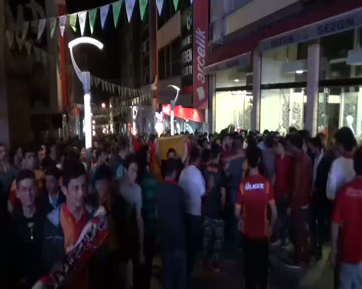 Fenerbahçe ve Galatasaray taraftarları birbirine girdi