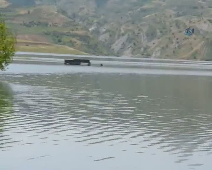 Eve kayıkla gidiyorlar