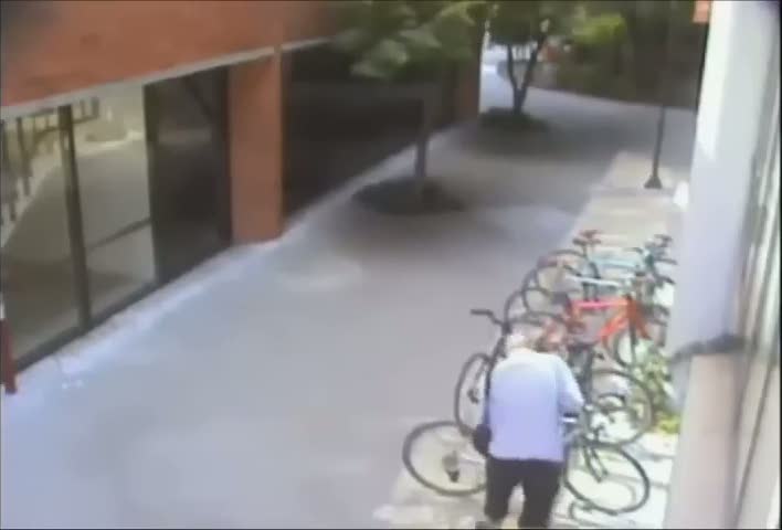 Hırsızlık yapmaya çalışan adam böyle yakalandı