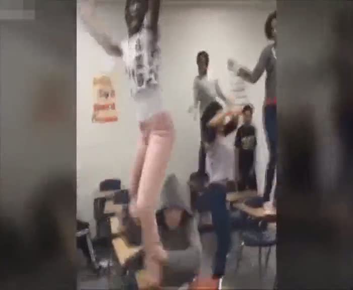Sınıfta dans kazası