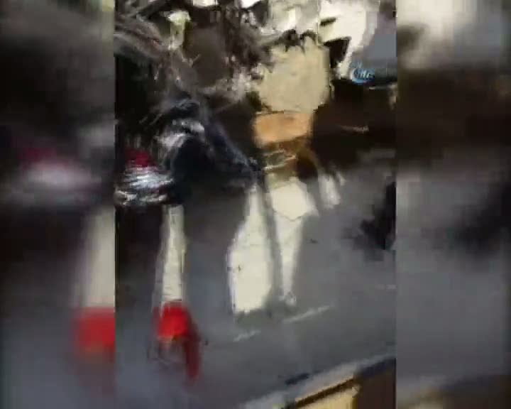 Güngören’de tramvay otomobille çarpıştı