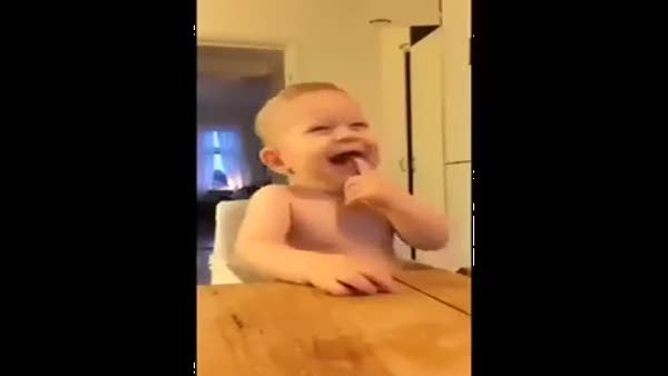 Bu bebek gülünce herkes gülüyor
