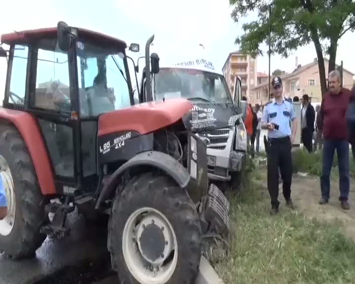 Traktör minibüsle çarpıştı 6 yaralı