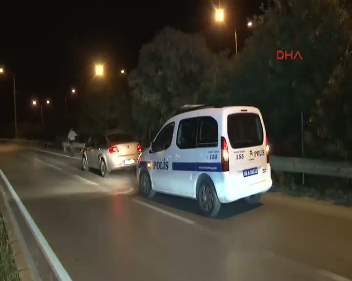 Lastiği patlayan kamyonetten kaçak göçmen çıktı