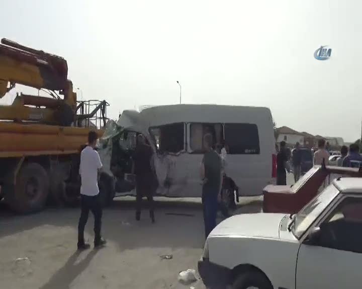 Turist taşıyan minibüs otobüsle çarpıştı 8 yaralı