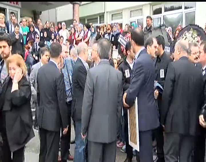 Öldürülen doktorun tabutunu meslektaşları taşıdı