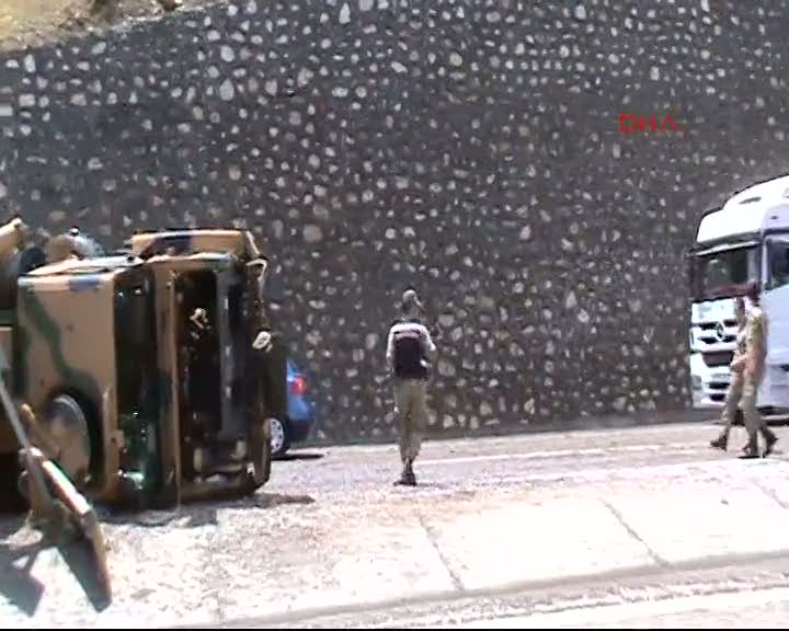 Askeri konvoy kaza yaptı 4 asker yaralandı