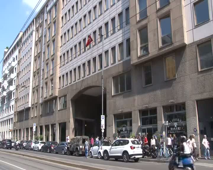 Türk vatandaşlarından Milano'daki seçim sandığına yoğun ilgi