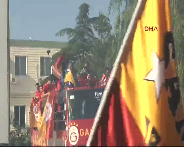 G.Saraylı futbolcular, şampiyonluk kutlamaları için TT Arena'ya gidiyor