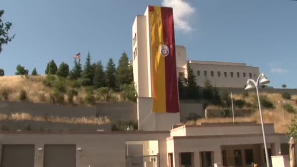 ABD Konsolsoluğu'na Galatasaray bayrağı asıldı