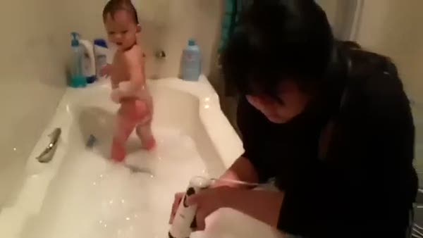 Anne ve Bebeğin eğlenceli banyo serüveni