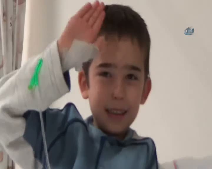 Küçük çocuk ormanda yağmur suyu sayesinde hayatta kalmış