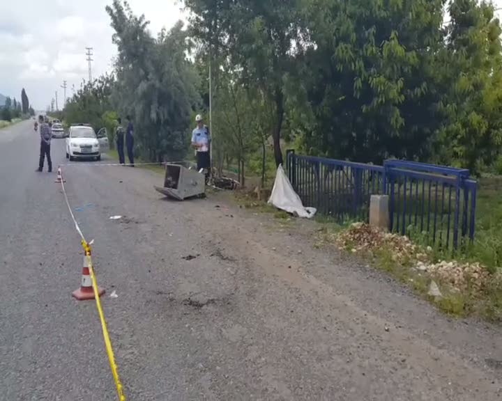 Motosiklet çöp konteynerine çarptı 1 ölü 1 yaralı