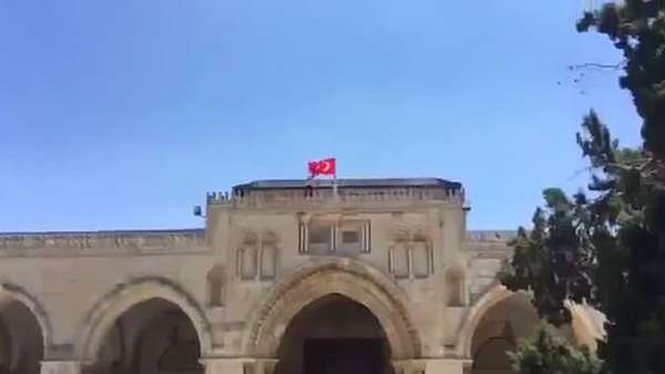 Mescid-i Aksa'ya Türk bayrağı astılar