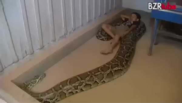 Bu çocuk dev yılanla takılıyor