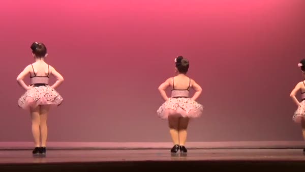 Koreografiden bağımsız şekilde dans eden küçük kız