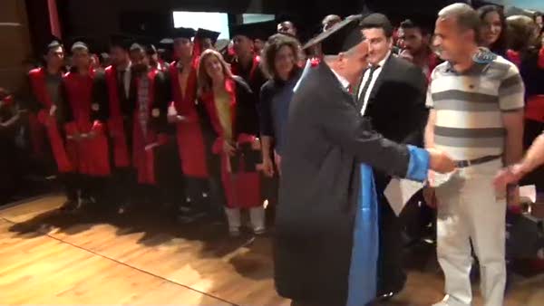 62 yaşında, diplomasını doçent kızının elinden aldı