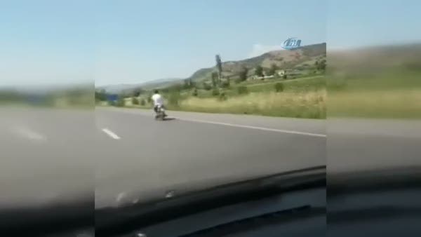 Motosiklet sürücüsünün ölümle dansı kamerada