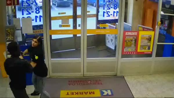 Cesur market çalışanı kız hırsızı etkisiz hale getirdi