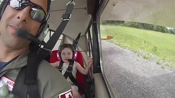 Babası ile akrobatik bir uçuş yapan çocuğun eğlenceli anları