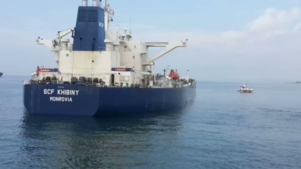 İstanbul'da petrol yüklü tanker karaya oturdu