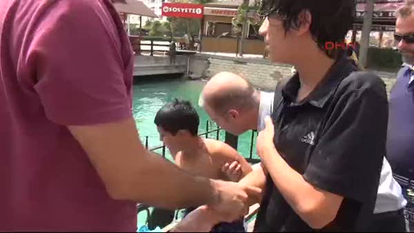 Sulama kanallarında yüzen çocuklara helikopterli operasyon