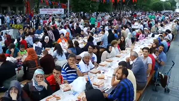 Sultanahmet Meydanı'nda 12 bin kişilik iftar