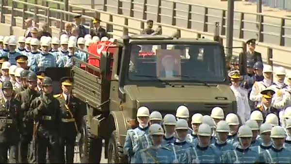 9. Cumhurbaşkanı Demirel'in naaşı top arabasında
