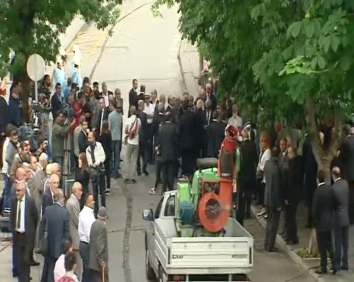 Demirel için Güniz Sokak gül suyu ile yıkandı