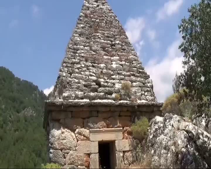 Piramit mezar defineciler yüzünden yıkılmak üzere