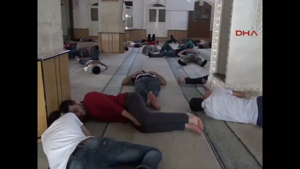 Şanlıurfa'da camilerde önce namaz sonra uyku