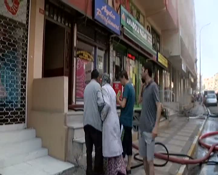 Yangında mahsur kalan kadın son anda kurtarıldı