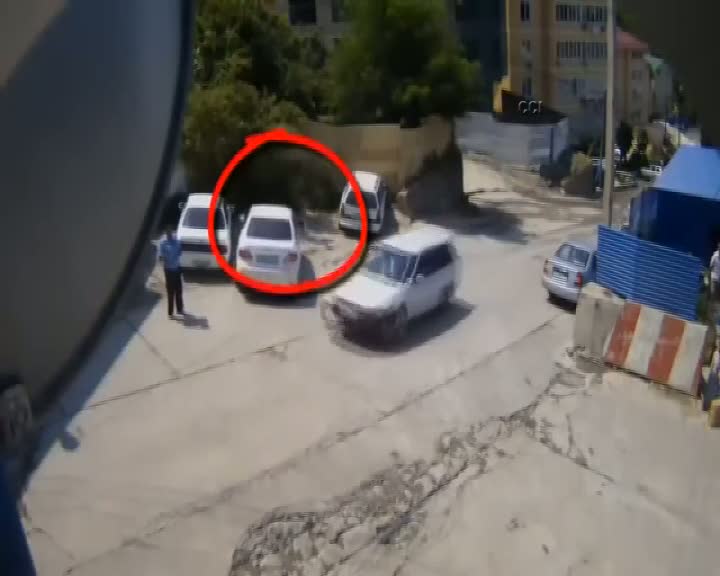 Devrilen kamyondan son anda kurtuldu