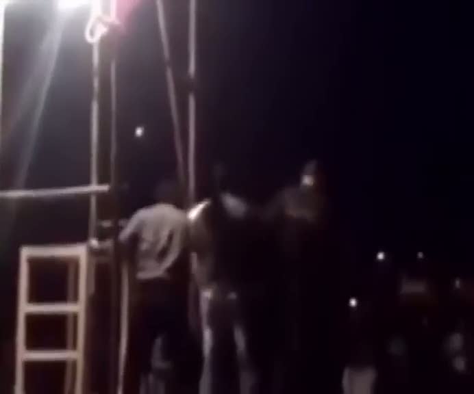 Asılamamak için direndi