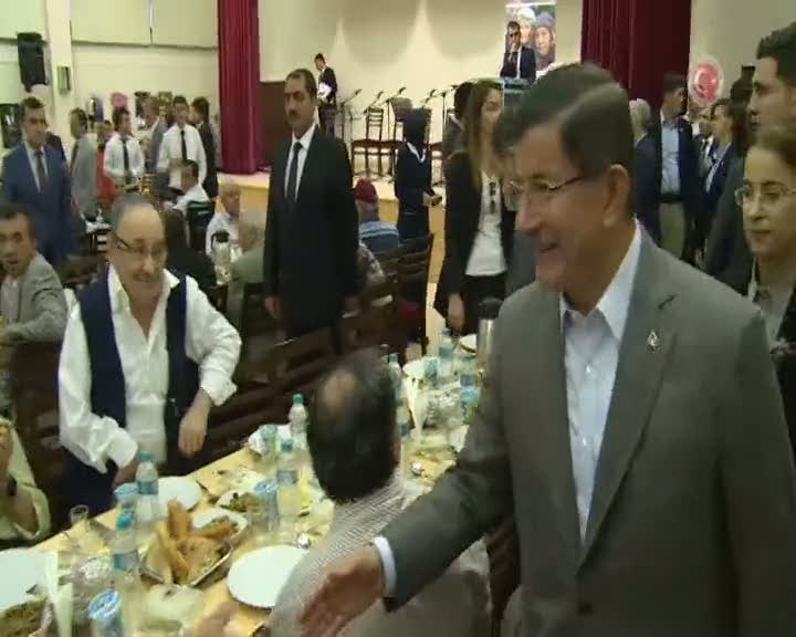 Başbakan Davutoğlu, Darülaceze sakinleriyle iftar yaptı