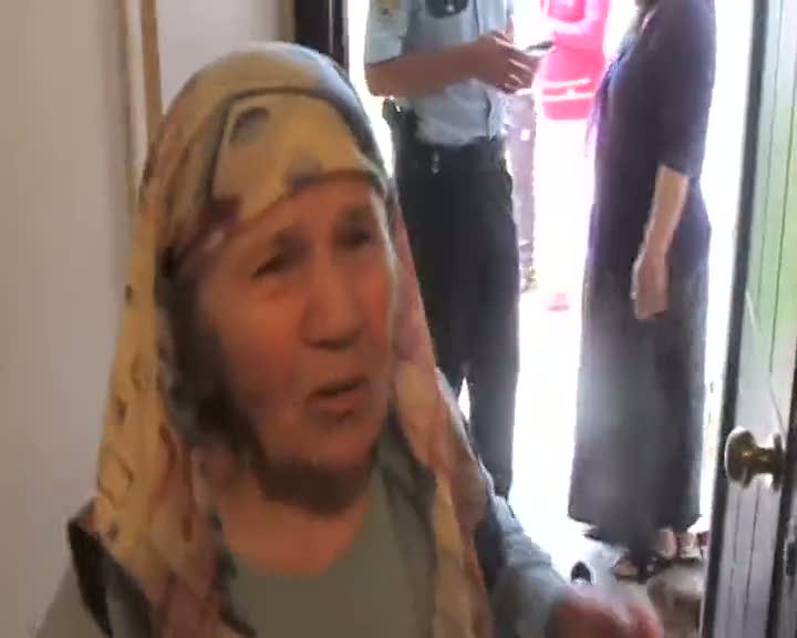 Maskeli hırsız yaşlı kadını darp etti