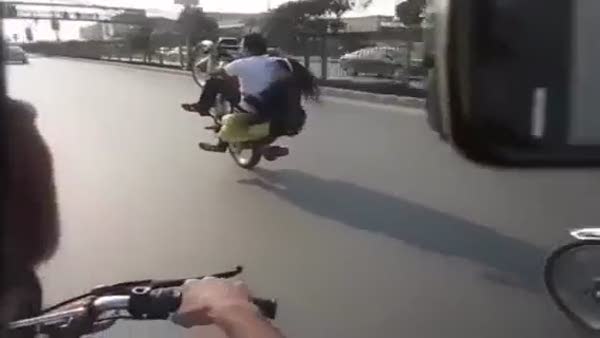 Kız arkadaşını hayatını tehlikeye atan motosiklet sürücüsü