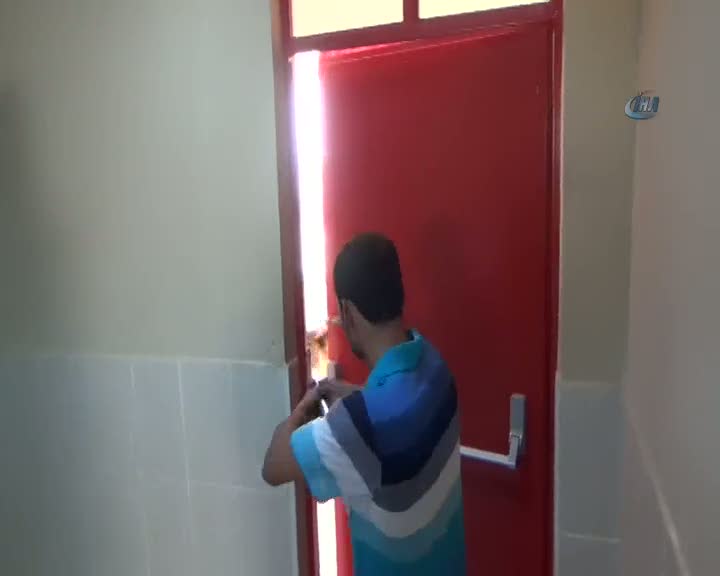 Okuldan sokak köpeği çıkartma operasyonu
