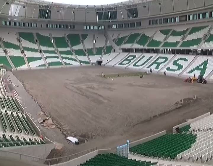 Timsah Arena'da çim serme işlemi başladı