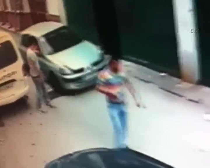 Park hallindeki araçtan para dolu çantanın çalınma anı kamerada